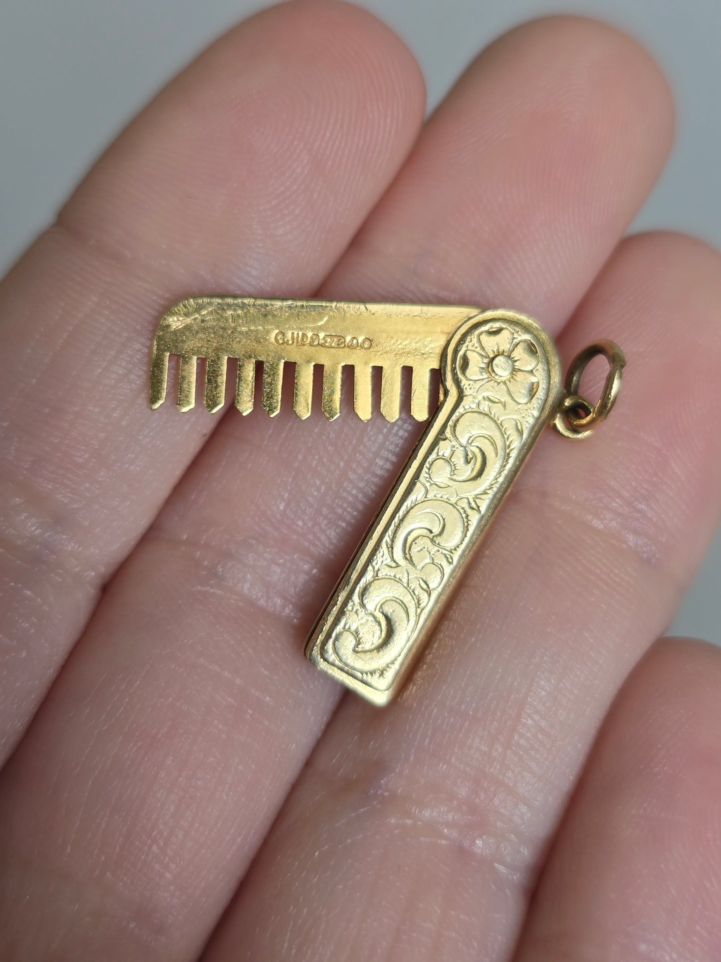 English 9K Yellow Gold Articulated Comb Charm Pendant
