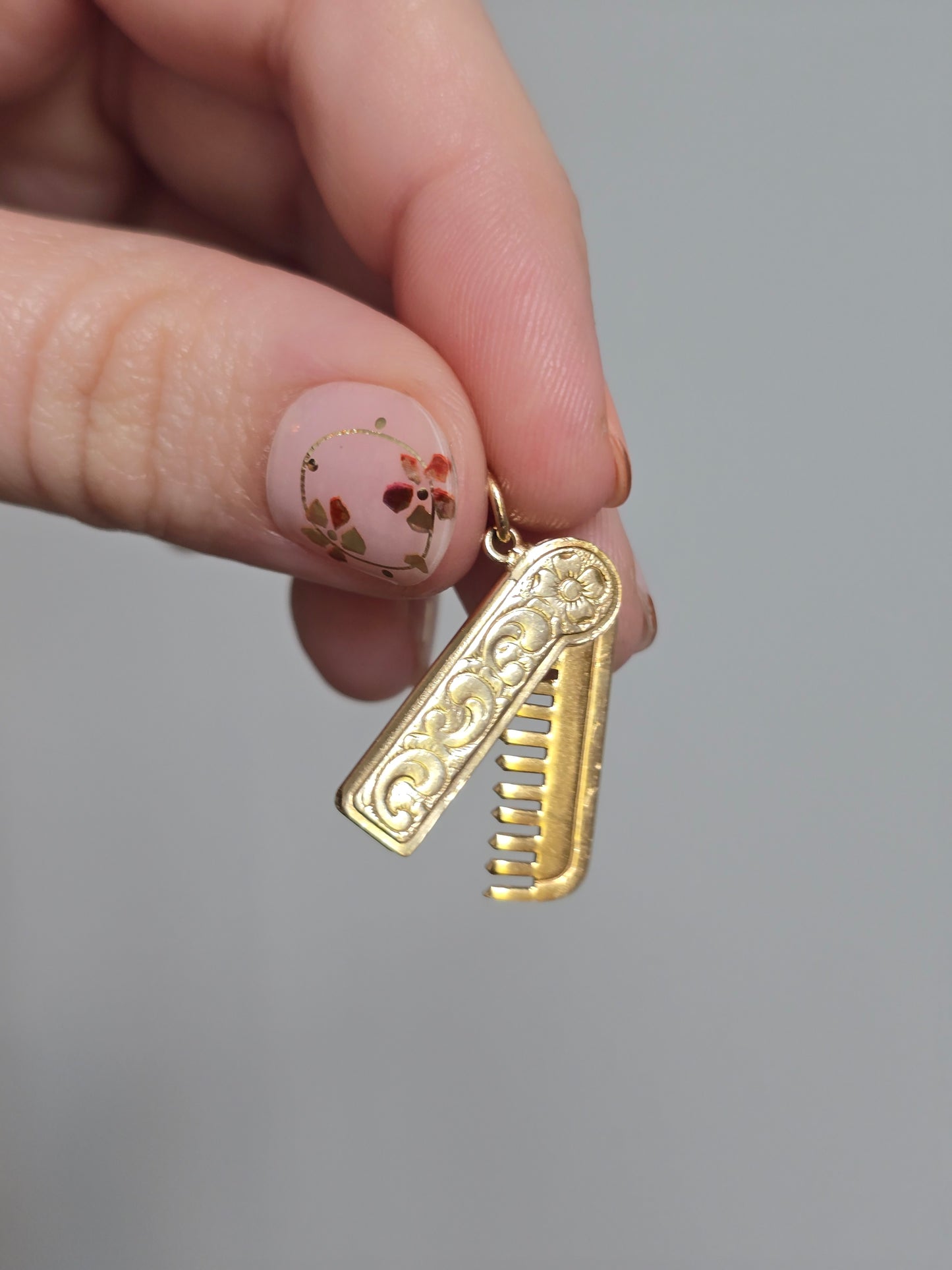 English 9K Yellow Gold Articulated Comb Charm Pendant