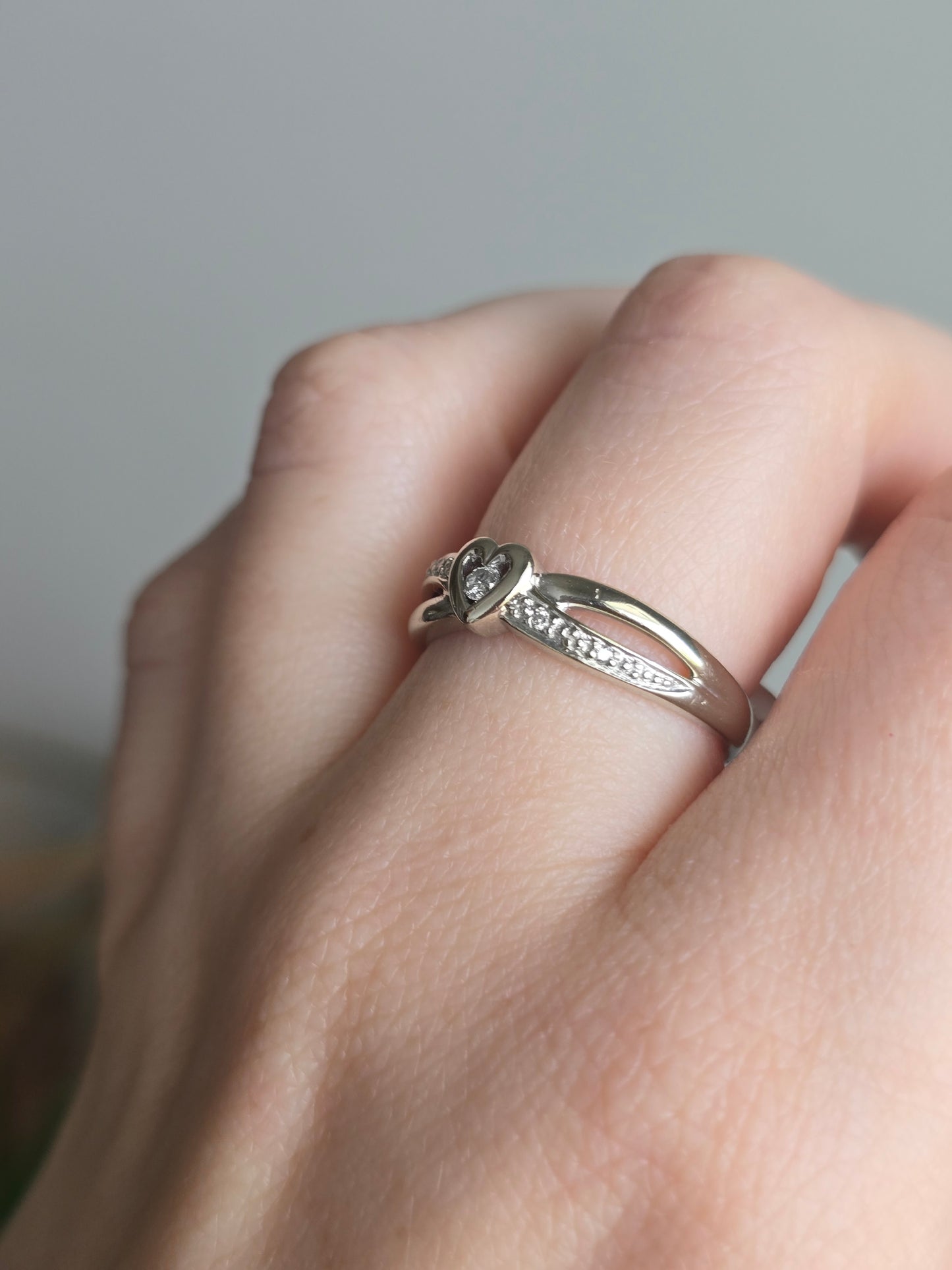 10k White Gold Diamond Ring