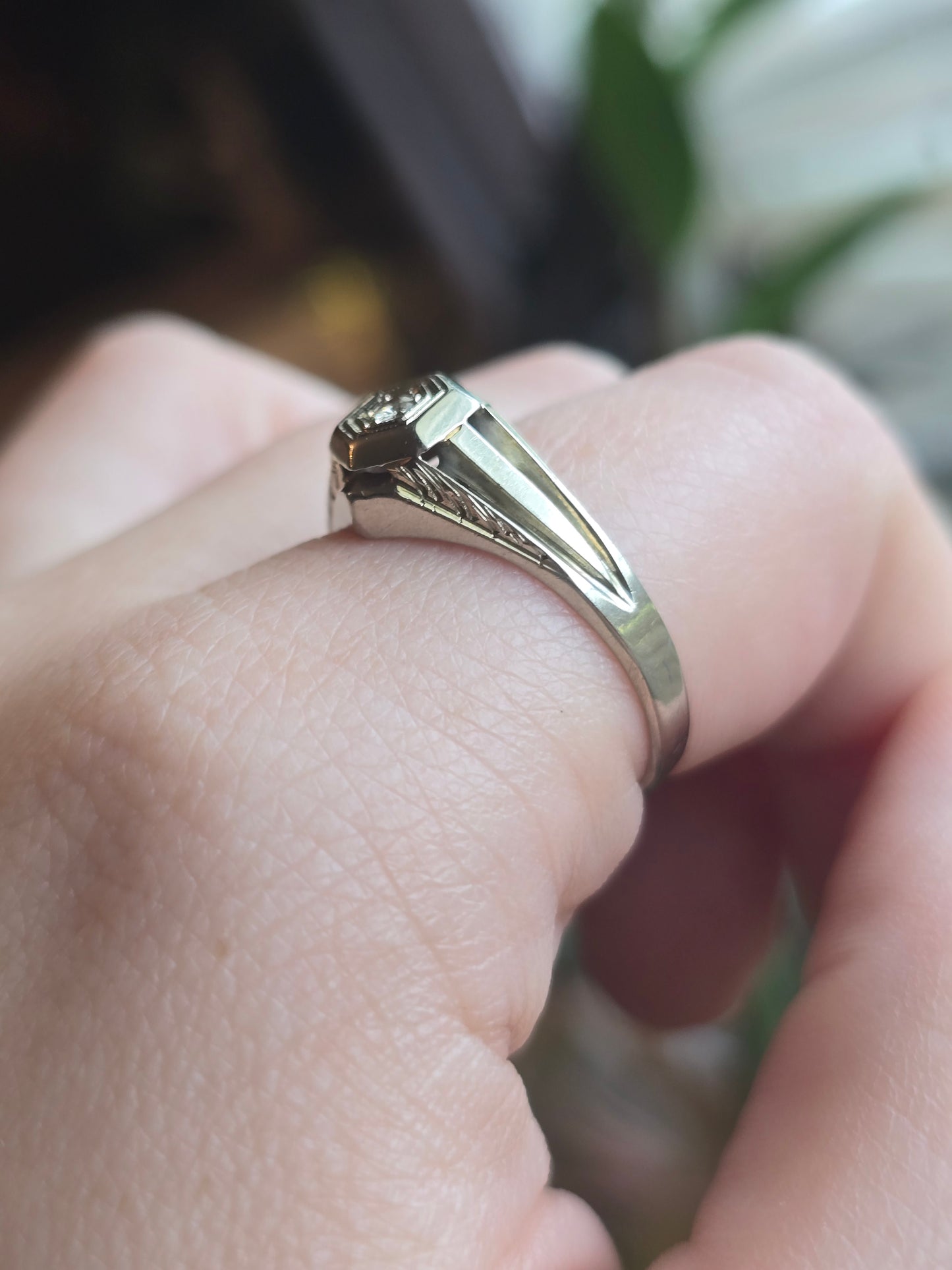 18K 0.05 CT Diamond Ring
