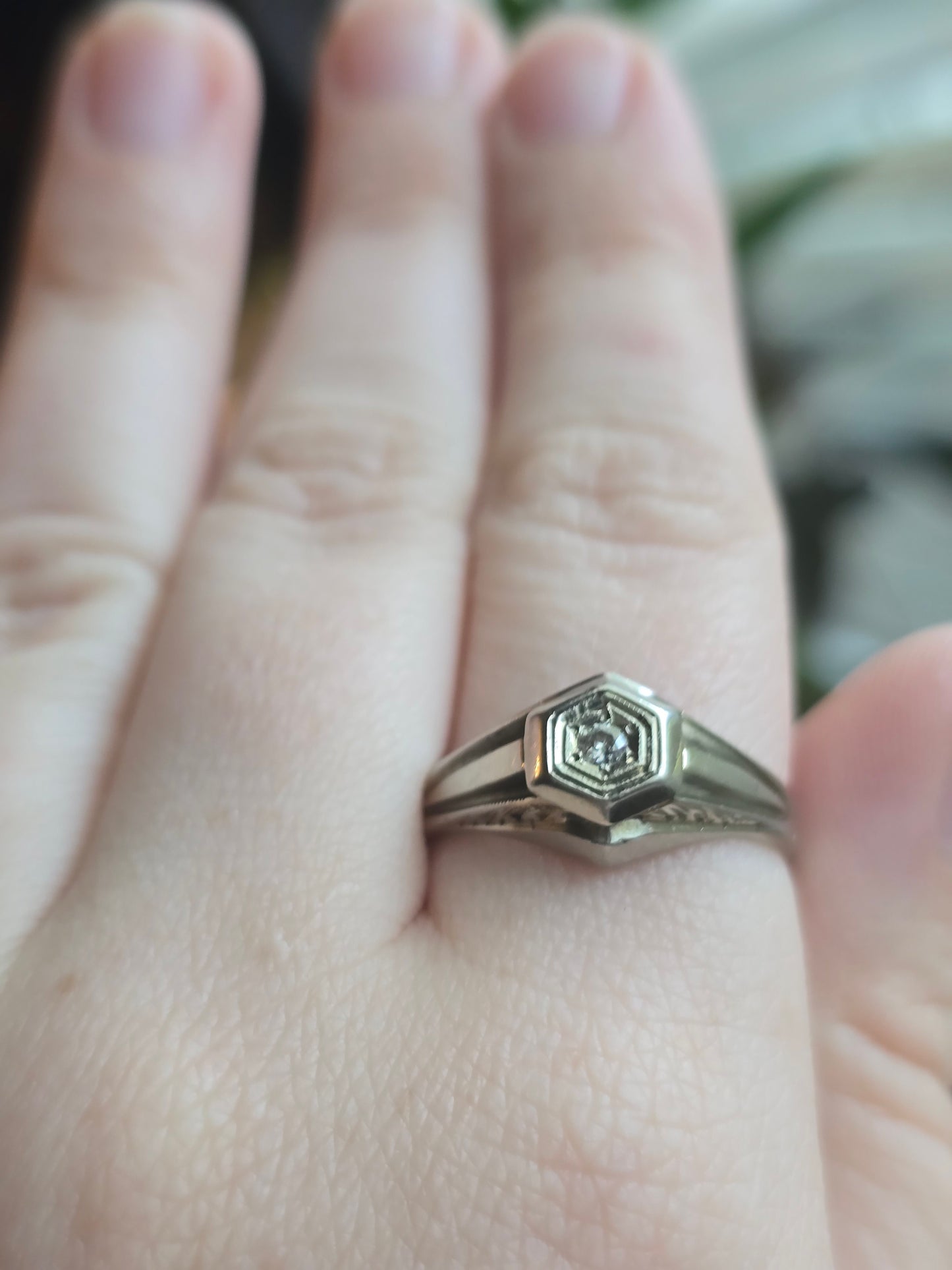 18K 0.05 CT Diamond Ring