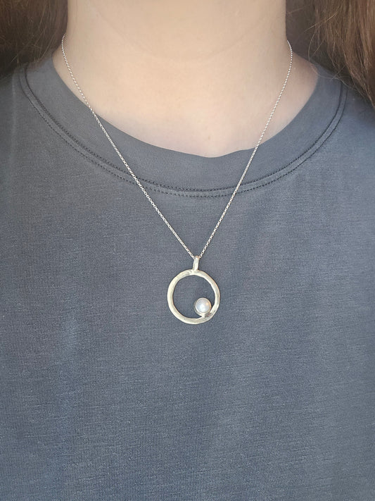 Sol Pearl Pendant Necklace