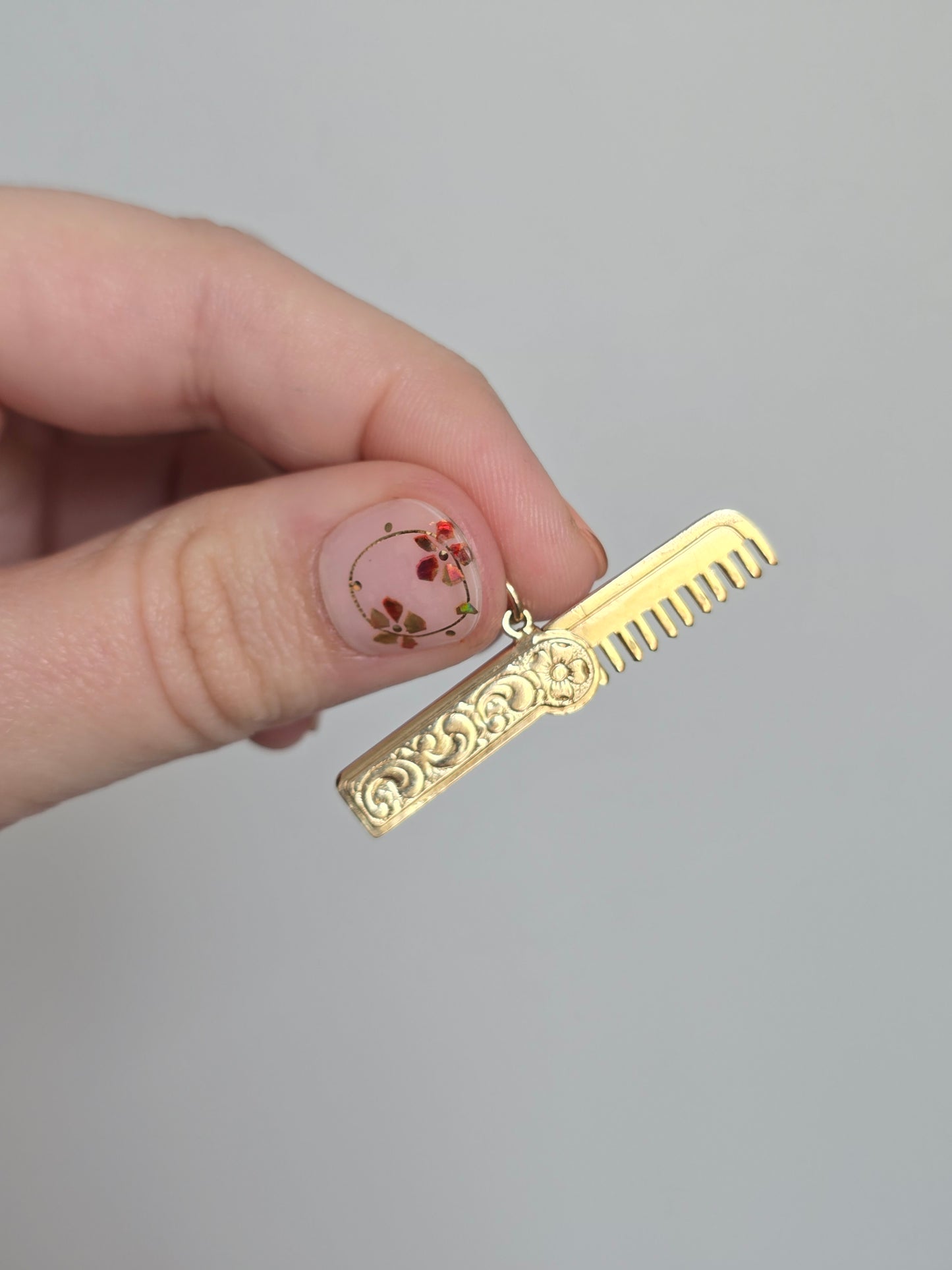 English 9K Yellow Gold Articulated Comb Charm Pendant