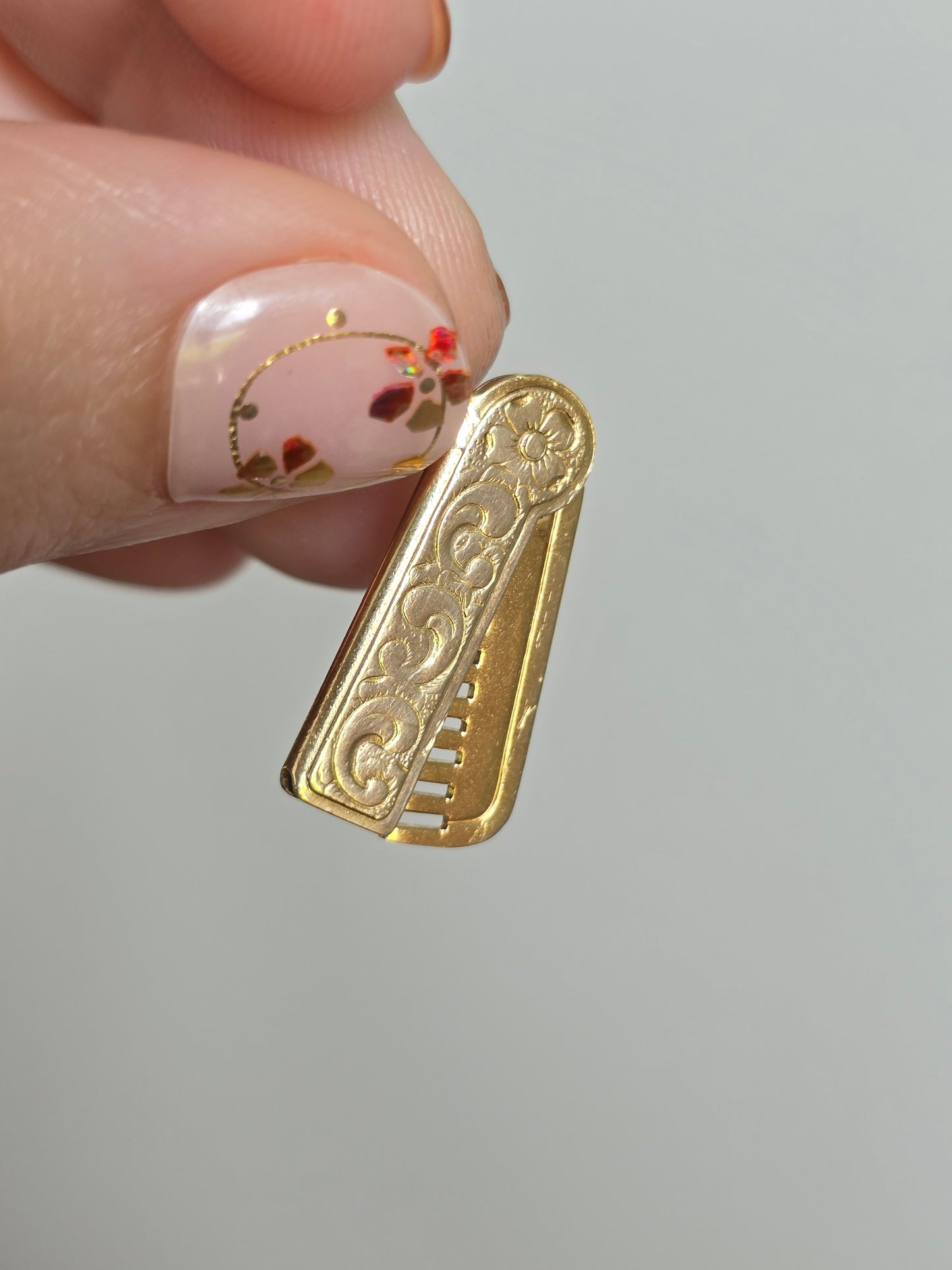 English 9K Yellow Gold Articulated Comb Charm Pendant