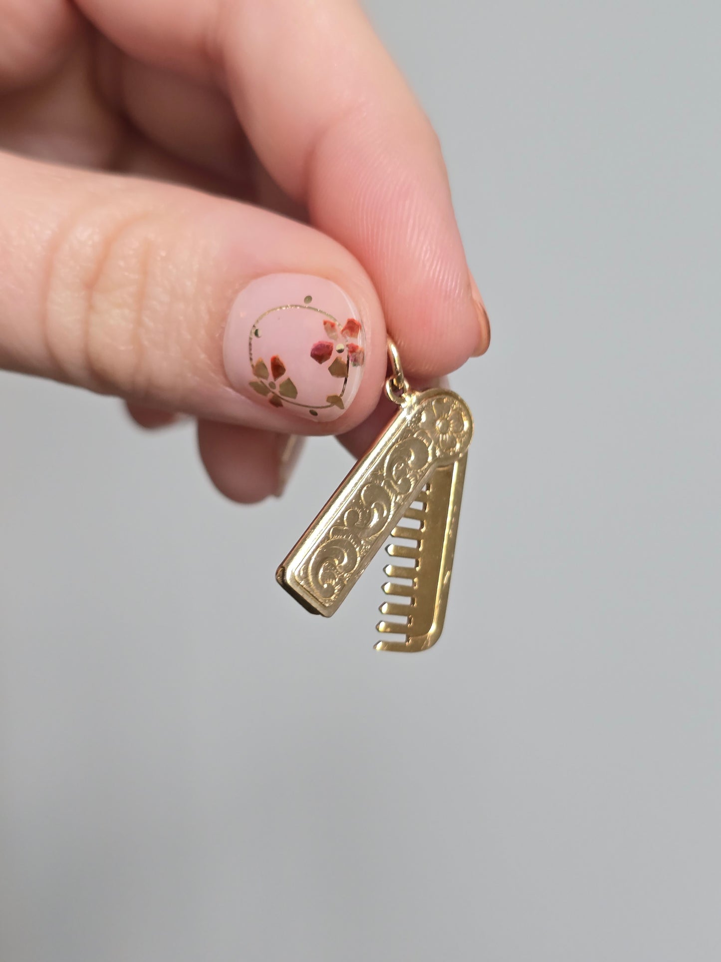 English 9K Yellow Gold Articulated Comb Charm Pendant