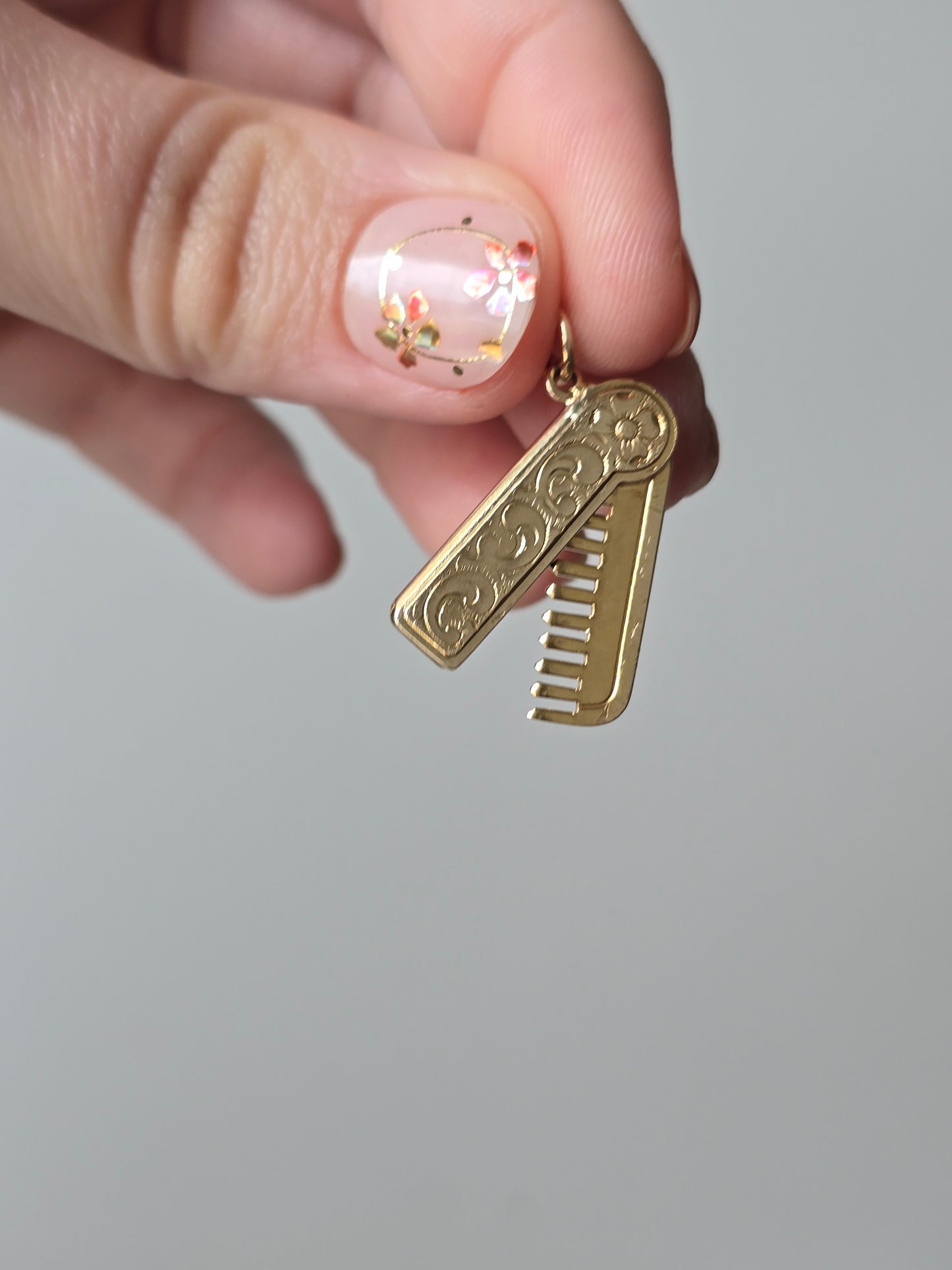 English 9K Yellow Gold Articulated Comb Charm Pendant